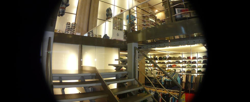 Vitrine et entrée Evasion Centre, place Aristide Briand à Lorient